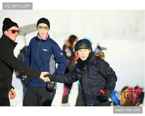 李小鹏画风突变，家庭聚会秒变豪华影棚？这反差有点大啊