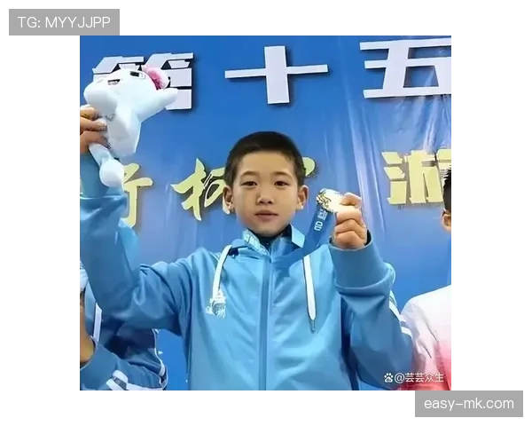 潘展乐训练日啃方便面，转头机场行李堆成小超市，这差别太带感